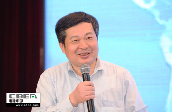 圖為中科院物理研究所常務副主任、研究員黃學杰發表主題演講.jpg