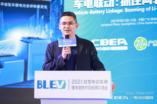 多氟多副總經理，新能源事業部總經理趙永鋒主持“兩輪電動車鋰電技術與突破”主題論壇
